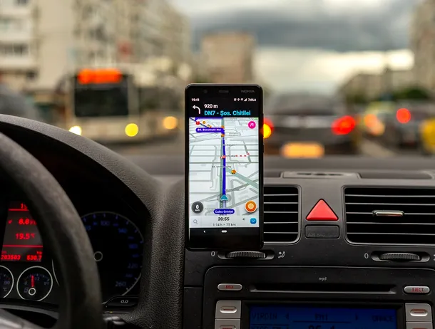 Waze beneficiază de o actualizare majoră, prin implementarea inteligenței artificiale de la Google