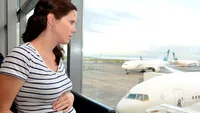 Femeile gravide au „interzis” pe avion. Până în ce lună de sarcină le este permisă îmbarcarea