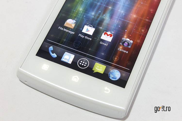 Prestigio MultiPhone 4500 DUO - cele trei butoane capacitive, iluminate la atingere