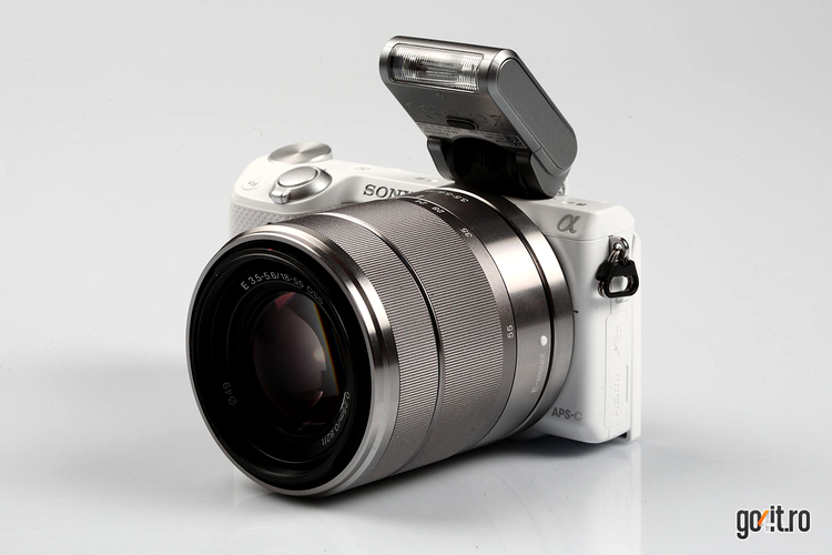 Sony NEX-5R - blitz-ul detaşabil