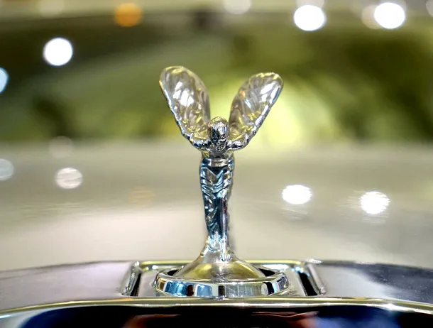 VIDEO: Poți fura statueta Spirit of Ecstasy de pe capota mașinilor Rolls-Royce? Răspunsul, neașteptat