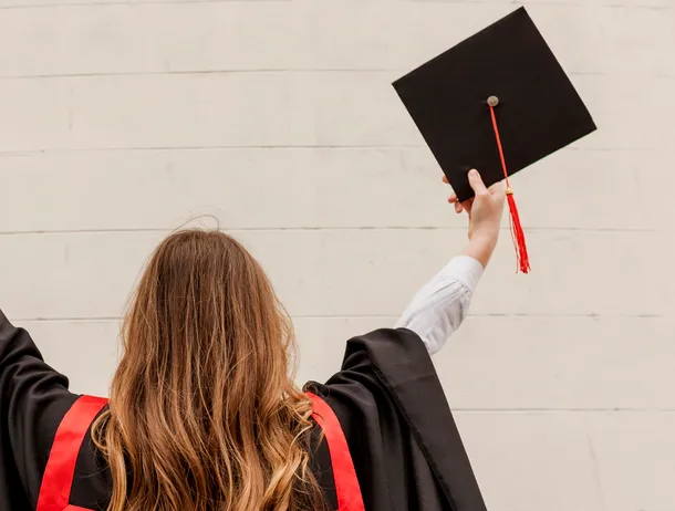 Împotriva curentului? CEO-ul Reddit afirmă că angajează absolvenți de facultate deoarece sunt „nativi în domeniul AI”