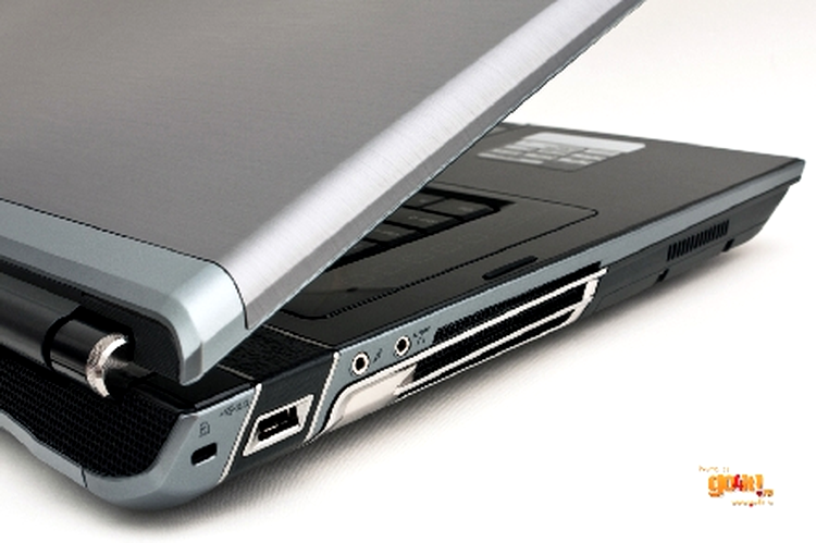Asus W90 cu o grosime de peste 6 cm