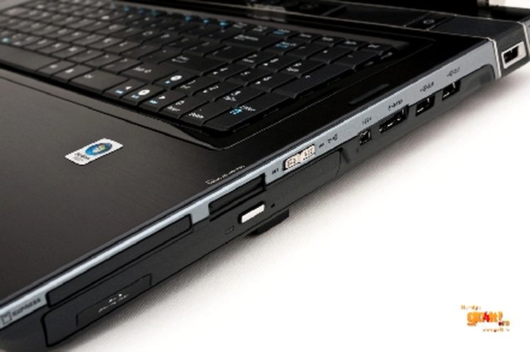 Asus W90 - conectorii şi unitatea optică Blu-ray