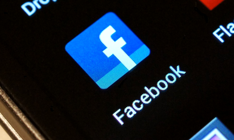 Angajaţii Facebook sunt nevoiţi să renunţe la telefonul iPhone în favoarea unui terminal Android, pe care să experimenteze mai mult cu aplicaţia Facebook pentru Android.