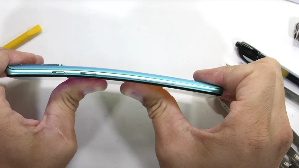 Cât de rezistent este OnePlus 8T, alternativa Galaxy S20 FE propusă de OnePlus