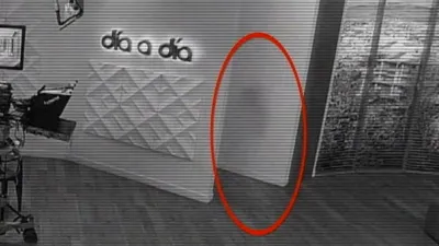 O cameră de supraveghere a surprins o „fantomă” în platoul unei televiziuni [VIDEO]