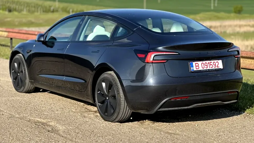 Tesla aduce Grok pe mașinile din România. Asistentul AI cu personalități „Sexy” și „Romantic” ajunge printr-un update gratuit
