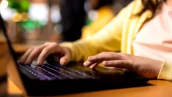 Amazon Web Services oferă studenților, inclusiv români, cursuri gratuite de cloud și AI și vouchere de certificare de 579 de dolari
