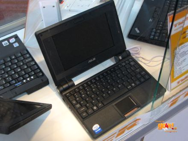 Asus Eee PC în haine negre la CERF 2008