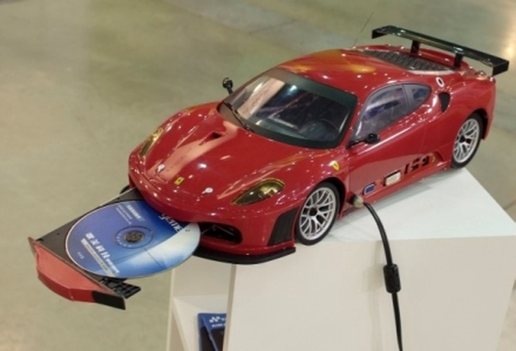 Macheta de Ferrari F430 este un PC cu Intel Atom