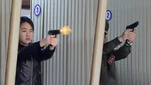 Kim Jong Un și fiica sa, Ju Ae, au testat pistoale la o fabrică de arme
