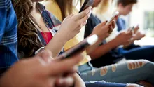 Trend periculos pe TikTok: medicii avertizează asupra unui produs ilegal pentru bronzare
