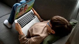 România, campioană la internet de mare viteză, dar codașă în UE la educație digitală și siguranța online a copiilor