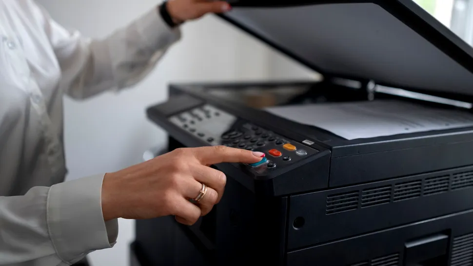 Anchetă pe piața echipamentelor de imprimare și a camerelor video din România: Konica Minolta și General Systems, suspectate de înțelegeri anticoncurențiale