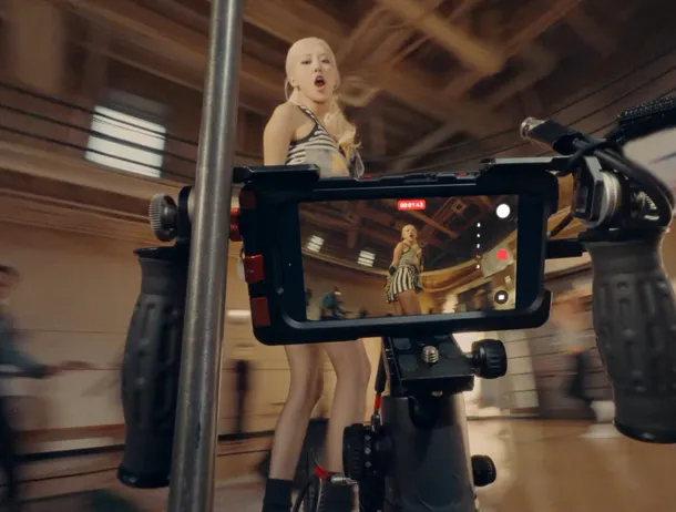 VIDEO: Apple promovează noul iPhone 18 Pro cu videoclip al ROSÉ, vedeta K-pop din Blackpink