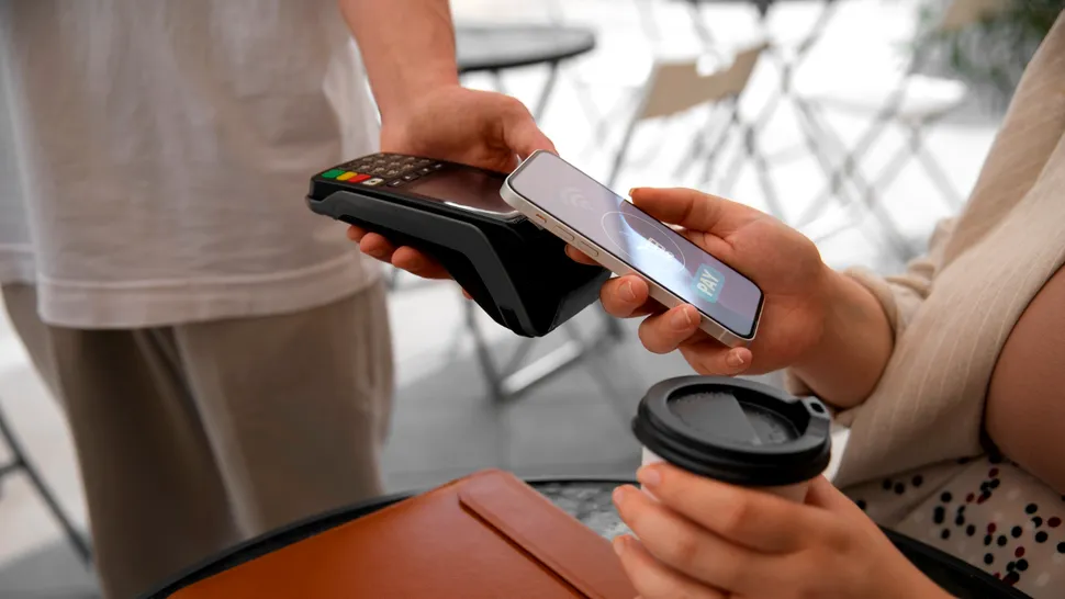 Tranzacții instant prin apropierea telefonului: CEC Bank lansează transferurile RoPay prin NFC