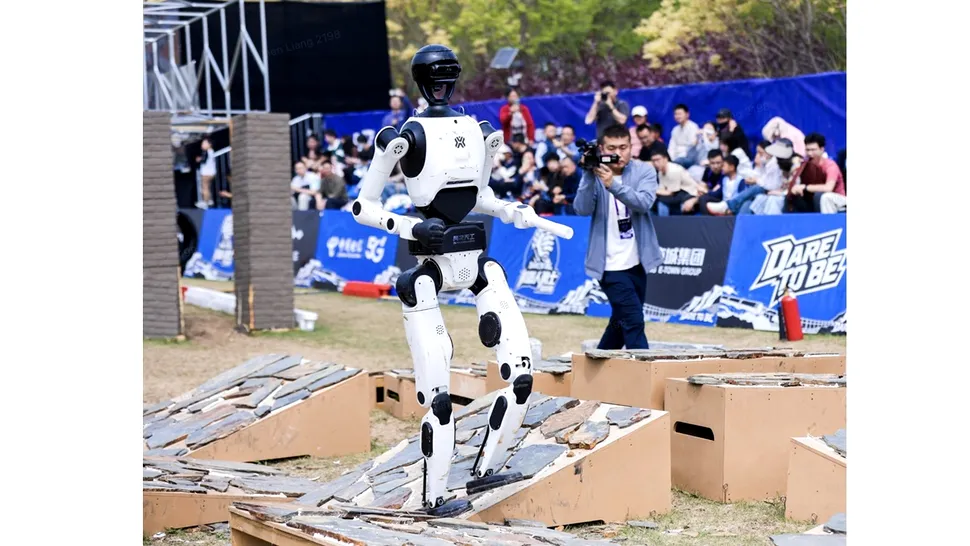 Roboții umanoizi depășesc recordul lui Usain Bolt la 100 de metri, dar pierd controlul la sosire - VIDEO