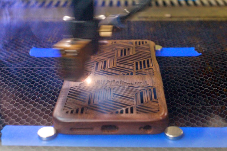 Glowforge, imprimanta cu laser care taie şi gravează în orice material