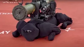 Rusia a deghizat în „ninja” un robot chinezesc și l-a prezentat la o expoziție de tehnică militară