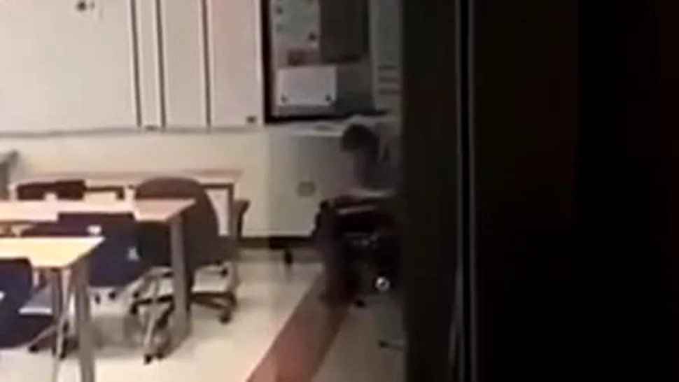 O profesoară a fost filmată în timp ce priza cocaină în clasă