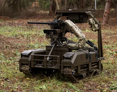 Un robot terestru ucrainean se apără de o dronă aeriană rusă – VIDEO