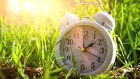 Ora de vară 2026. Se dau ceasurile înainte cu o oră. Schimbarea orei vine mai devreme în acest an
