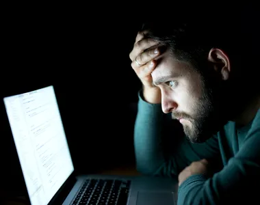 Ce trebuie să faci imediat dacă ai trimis bani unui escroc: pașii critici pentru a-ți recupera suma