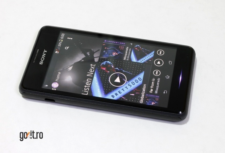 Sony Xperia E1 - se observă iluminarea de sub ecran