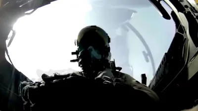 Gestul interesant pe care îl fac piloții cu manșa înainte de a decola de pe portavion (VIDEO)