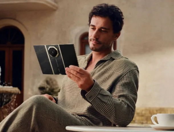 Huawei a lansat Mate XT 2, telefonul care se deschide într-o tabletă de 10,2 inci și costă aproape 3.000 de dolari
