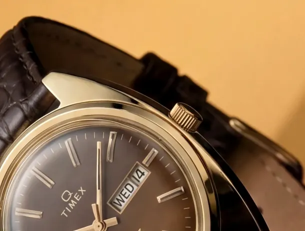 Timex readuce pe piață modelul Q 1978 Day Date, cu design retro și cadran fumé