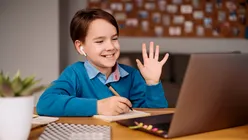 Marea Britanie vrea să introducă tutori cu inteligență artificială pentru copiii din medii defavorizate