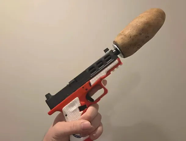 FOTO | Un bărbat a înregistrat cu succes un cartof ca amortizor funcțional pentru arme. Portița, lăsată de o lege Trump