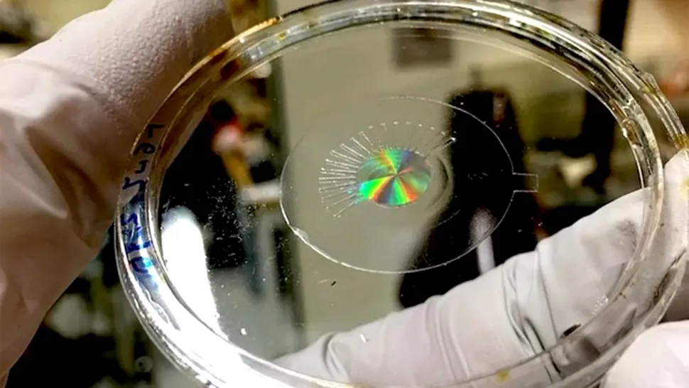 Cercetători ai Universităţii din Harvard au dezvoltat un nou tip de lentilă perfect plată, care face posibilă realizarea de camere foto oricât de subţiri