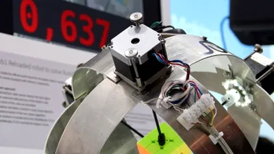 Un robot a rezolvat cubul lui Rubik în 0,637 secunde