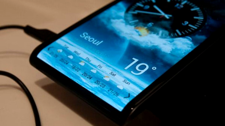 Samsung va lansa un model Galaxy S5 cu ecran curbat?