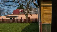 Regulă pentru cei care au gard la curte. Trebuie să cereți acordul vecinului. Nu-l poți obliga dacă nu vrea