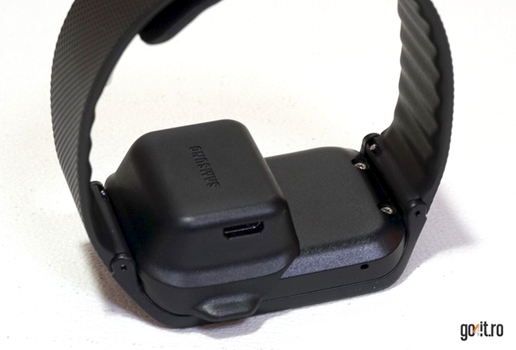 Samsung Gear 2 Neo - adaptorul pentru încărcare este mai mic