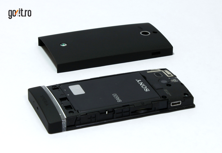 Sony Xperia U nu are slot pentru card microSD