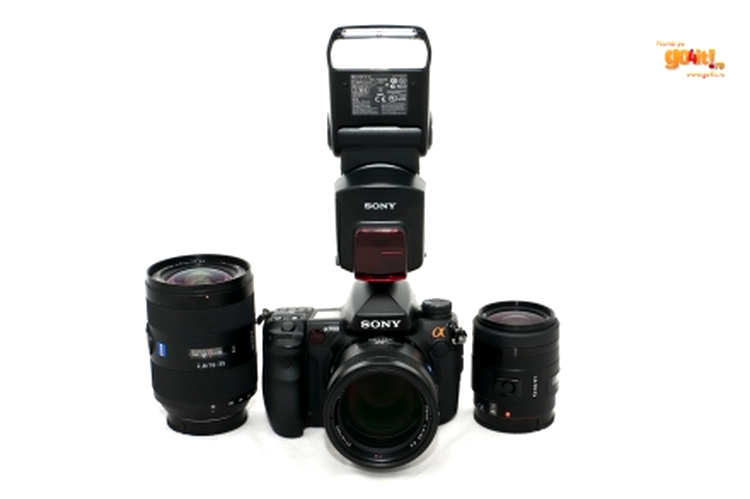 Sony Alpha A900 cu obiectivele şi blitzul oferite la test