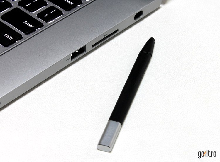 Dell Inspiron 13: stylus-ul capacitiv şi locaşul său