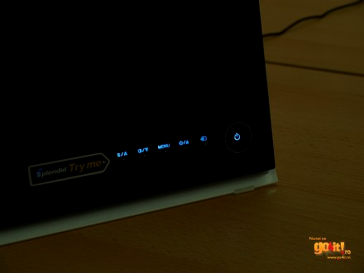 Doar butonul de pornire stă aprins tot timpul