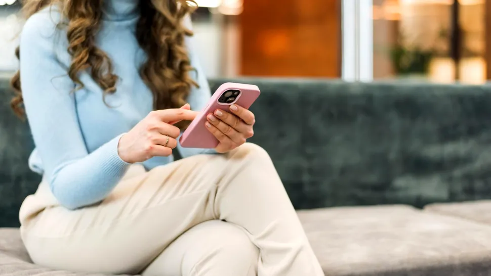 Studiu: Telefoanele au devenit o sursă de stres. 1 din 3 români ratează momentele importante din cauza telefonului