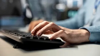 Inteligență artificială gratuită pentru studenții din România: AWS extinde accesul la instrumentul de software engineering Kiro