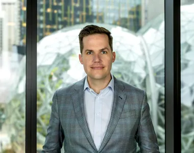 EXCLUSIV | De la „muncitor pe șantier” la „arhitect”: Cum a transformat inteligența artificială rolul programatorului – interviu cu McLaren Stanley, Senior Principal Engineer la Amazon. De ce nu este tabu folosirea IA în codare?