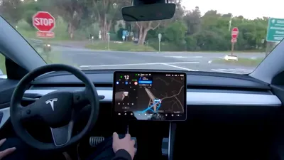 Mașinile Tesla pot acum traversa intersecții semaforizate în mod Autopilot