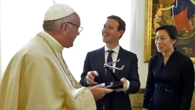 Mark Zuckerberg i-a oferit Papei Francisc o machetă de dronă Aquila