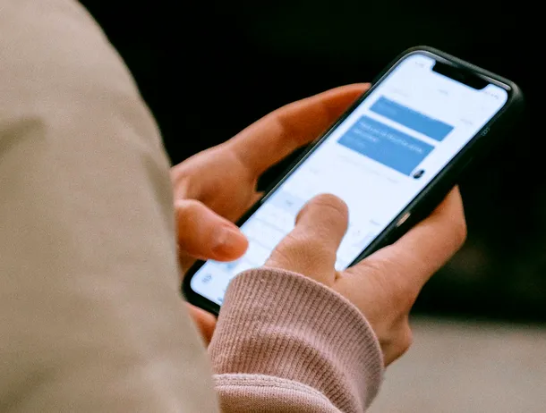 Escrocherie prin SMS în numele unei firme de curierat, organizată de doi bărbați