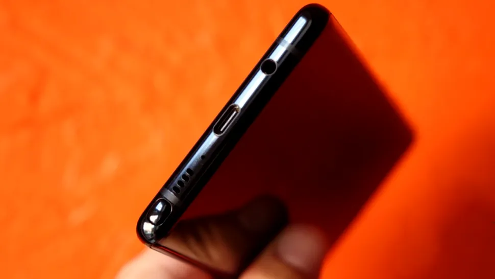 Utilizatorii Galaxy Note8, S8 şi S8+, îndrumaţi să sufle în portul USB al telefonului pentru a rezolva problemele cu microfonul